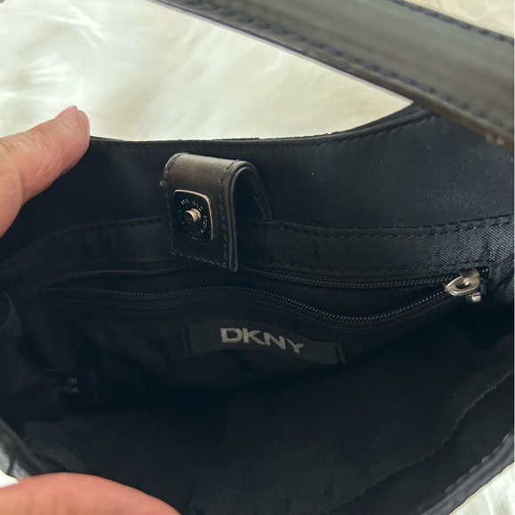 DKNY Black Pleated Shoulder Bag with Sleek Design - Picture 6 of 8